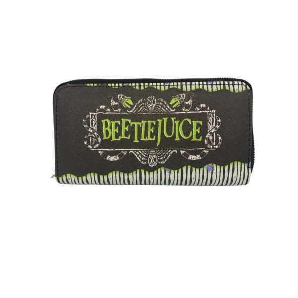 ¡Añade un toque de lo macabro y lo extravagante a tu estilo con esta billetera de Beetlejuice! Con un diseño inspirado en el icónico personaje de la película, esta billetera captura la esencia única y excéntrica de Beetlejuice. Perfecta para los amantes del cine y los fanáticos de lo oscuro y lo extraño, esta billetera es tanto funcional como llamativa. Con suficiente espacio para tus tarjetas, billetes y monedas, esta billetera es ideal para el uso diario o como una pieza destacada en tu colección. ¡Muestra tu amor por Beetlejuice con esta increíble billetera que seguramente será el centro de atención!